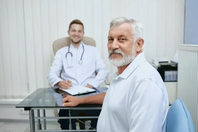 Um senhor faz consulta com médico urologista.