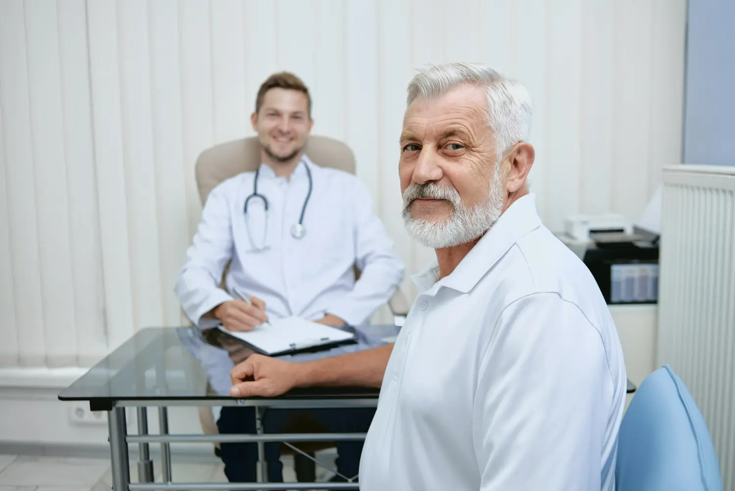 Um senhor faz consulta com médico urologista.
