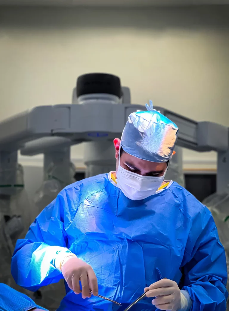 dr thiago finalizando uma cirurgia robótica