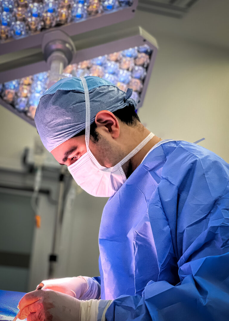 Médico urologista executando cirurgia