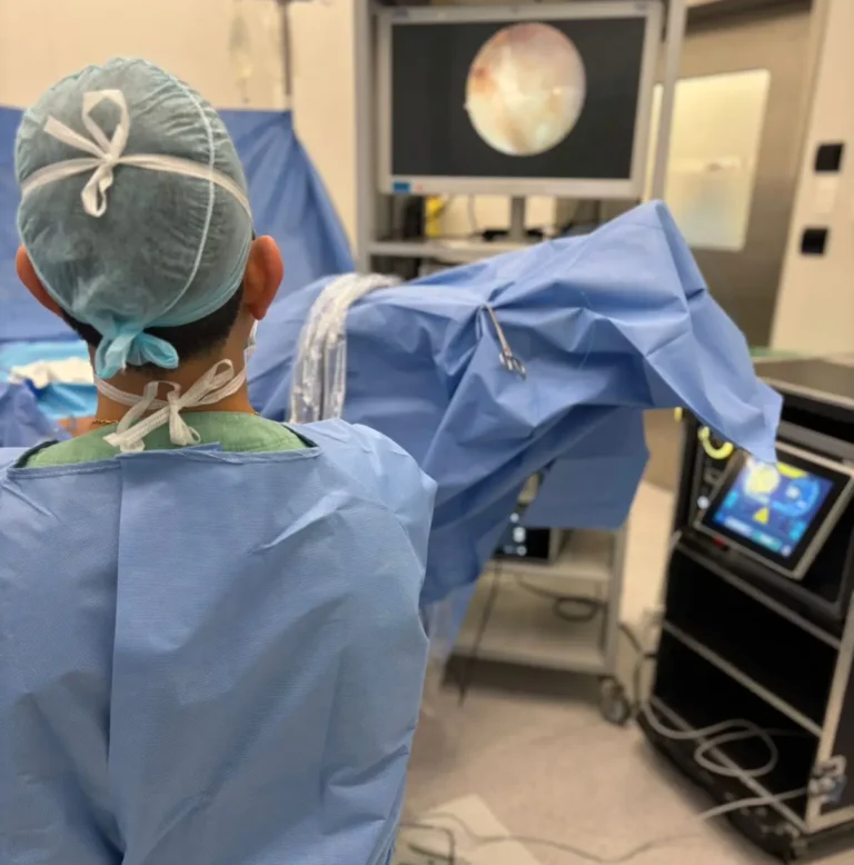 Dr Thiago Mourão realizando cirurgia HoLEP para próstata.