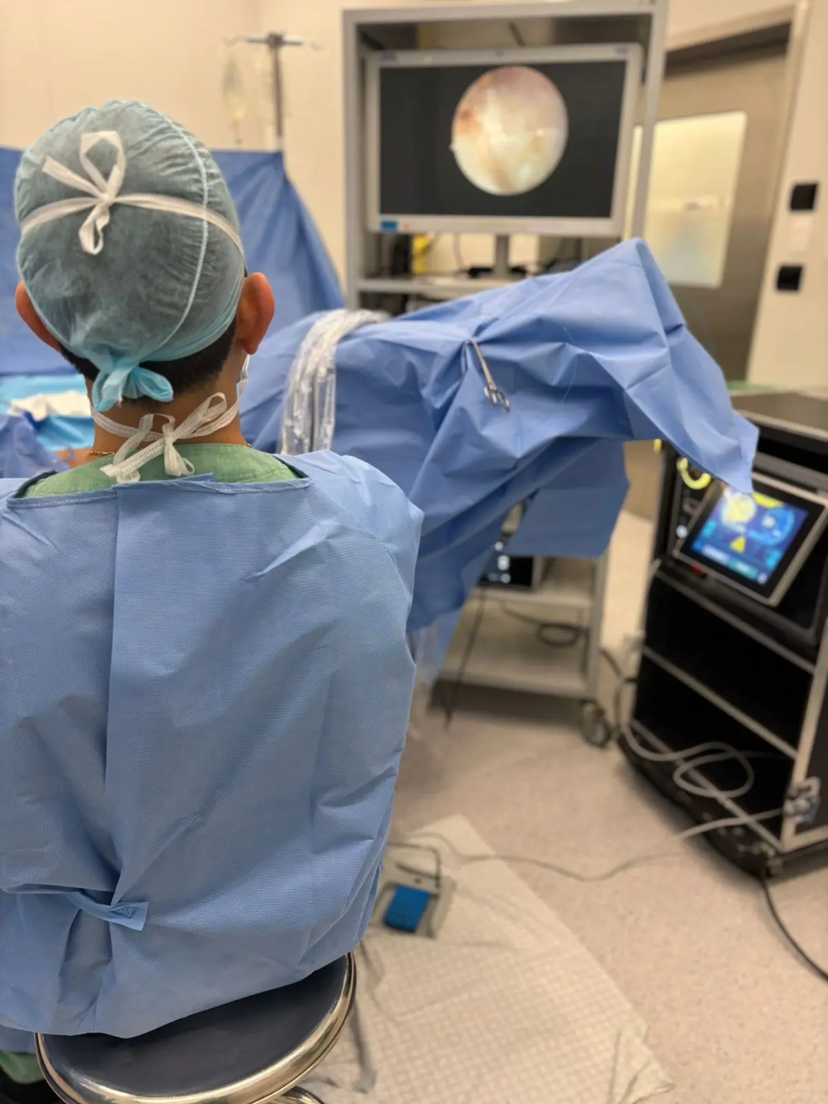 Dr Thiago Mourão realizando cirurgia HoLEP para próstata.