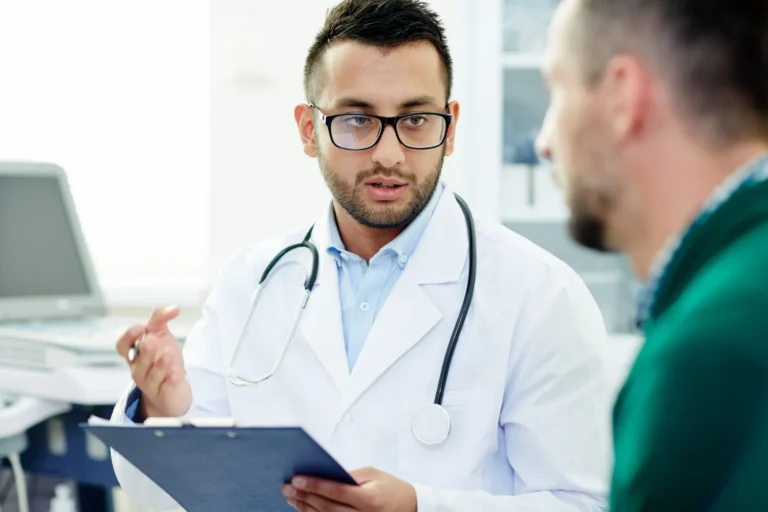 Um médico conversa com paciente sobre os procedimentos cirúrgicos.
