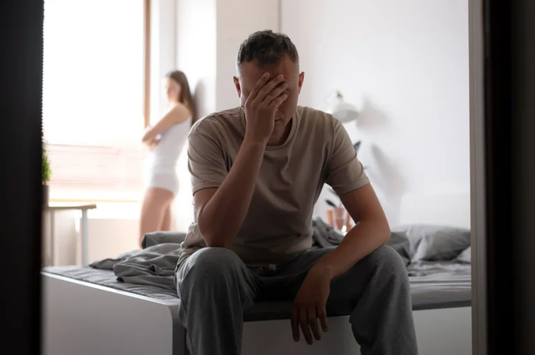 Um homem sofre com disfunção erétil.